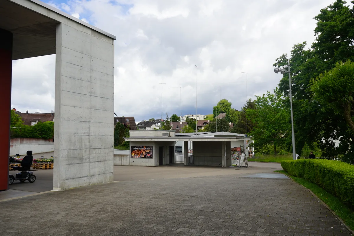 Ein Platz mit viel Beton.